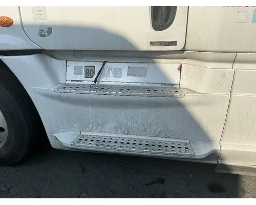 FREIGHTLINER Cascadia 126 Side Fairing