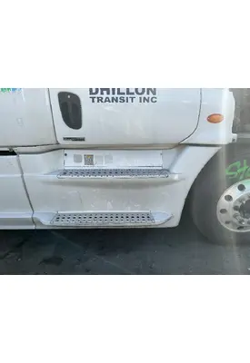 FREIGHTLINER Cascadia 126 Side Fairing