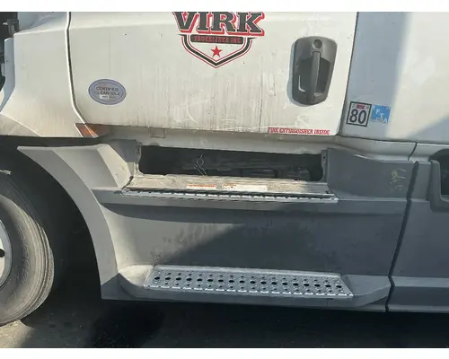 FREIGHTLINER Cascadia 126 Side Fairing