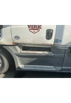 FREIGHTLINER Cascadia 126 Side Fairing