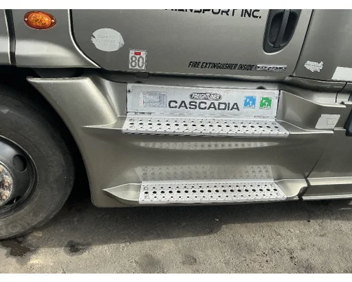 FREIGHTLINER Cascadia 126 Side Fairing
