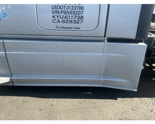 FREIGHTLINER Cascadia 126 Side Fairing