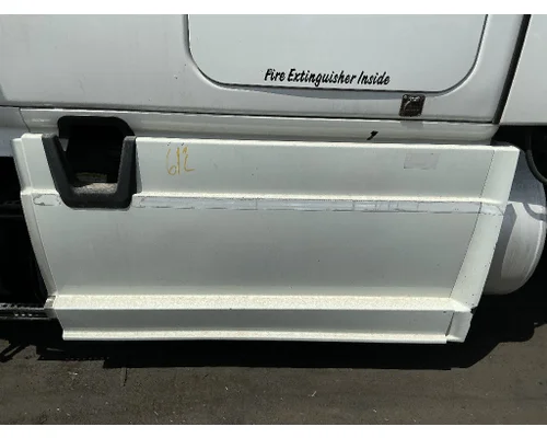 FREIGHTLINER Cascadia 126 Side Fairing