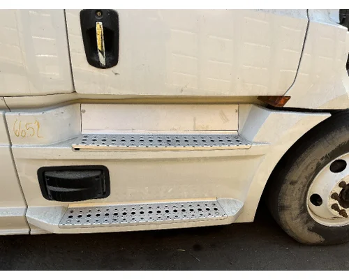 FREIGHTLINER Cascadia 126 Side Fairing