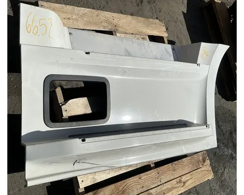 FREIGHTLINER Cascadia 126 Side Fairing