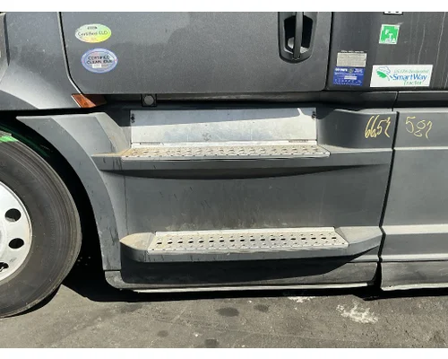 FREIGHTLINER Cascadia 126 Side Fairing