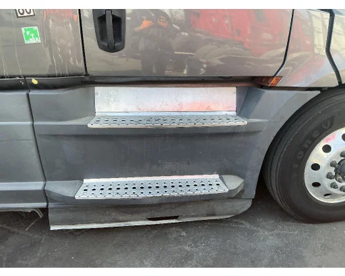 FREIGHTLINER Cascadia 126 Side Fairing