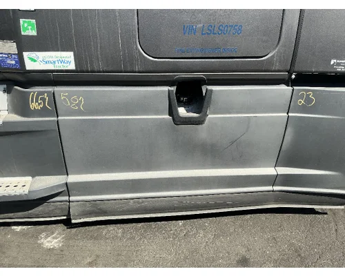 FREIGHTLINER Cascadia 126 Side Fairing