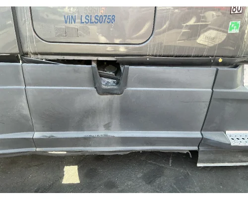 FREIGHTLINER Cascadia 126 Side Fairing