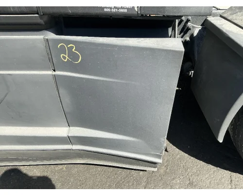 FREIGHTLINER Cascadia 126 Side Fairing
