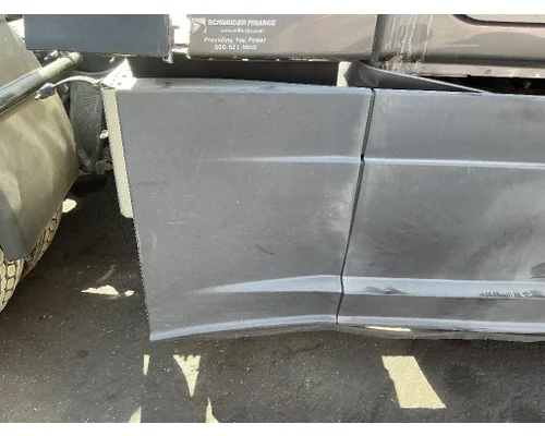 FREIGHTLINER Cascadia 126 Side Fairing