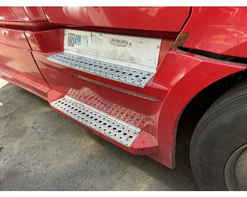 FREIGHTLINER Cascadia 126 Side Fairing