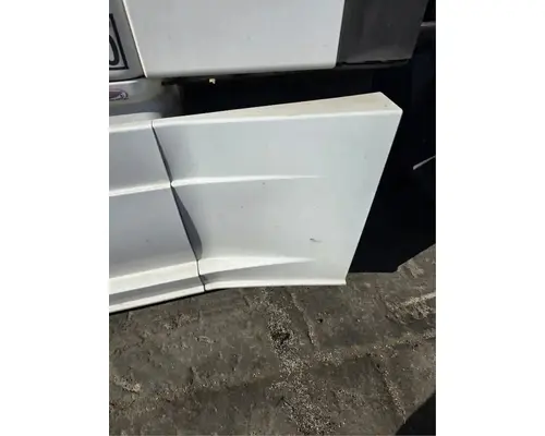 FREIGHTLINER Cascadia 126 Side Fairing