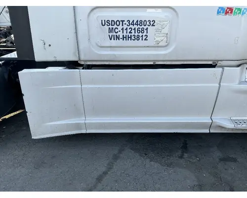 FREIGHTLINER Cascadia 126 Side Fairing