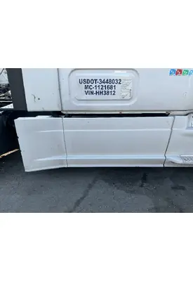 FREIGHTLINER Cascadia 126 Side Fairing