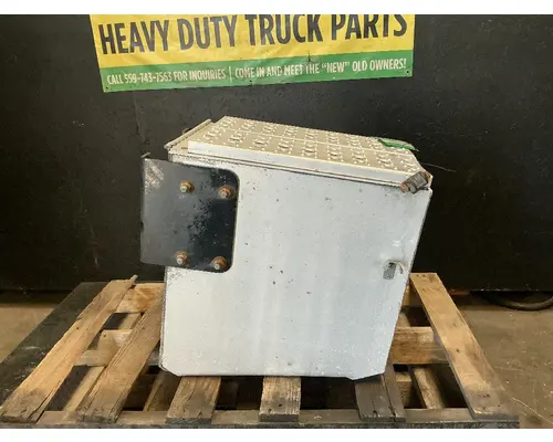 FREIGHTLINER Cascadia 126 Tool Box