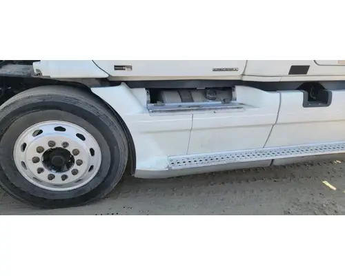 FREIGHTLINER Cascadia 132 Side Fairing
