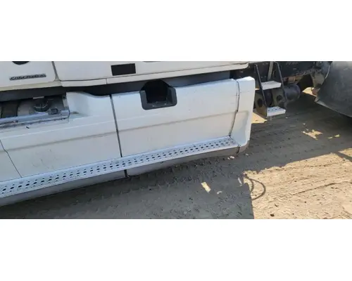 FREIGHTLINER Cascadia 132 Side Fairing