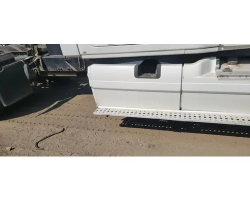 FREIGHTLINER Cascadia 132 Side Fairing