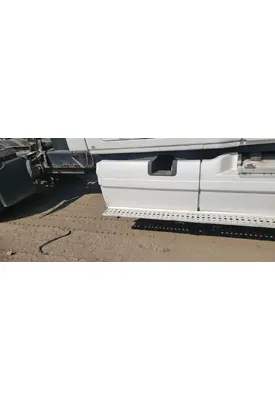 FREIGHTLINER Cascadia 132 Side Fairing