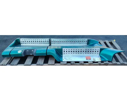 FREIGHTLINER Cascadia 132 Side Fairing