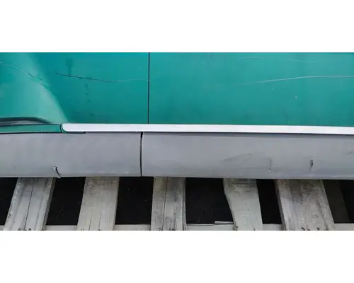 FREIGHTLINER Cascadia 132 Side Fairing