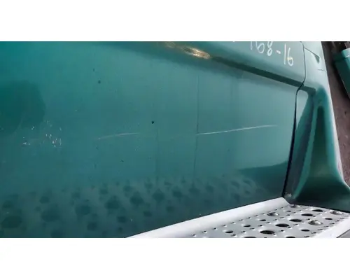 FREIGHTLINER Cascadia 132 Side Fairing