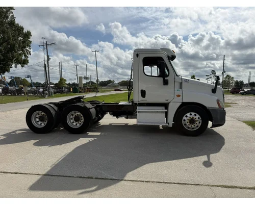 FREIGHTLINER Cascadia Complete Vehicle