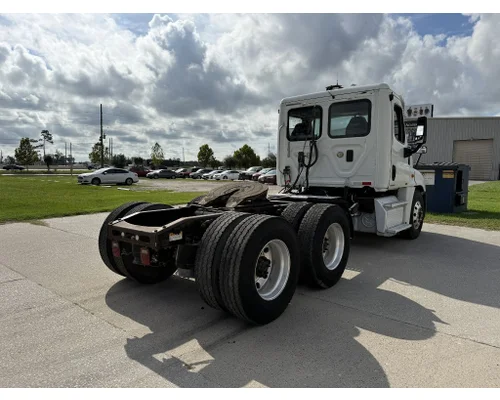 FREIGHTLINER Cascadia Complete Vehicle