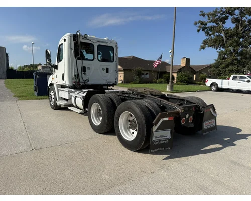 FREIGHTLINER Cascadia Complete Vehicle