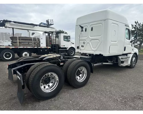 FREIGHTLINER Cascadia Heavy Trucks