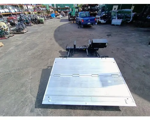 FREIGHTLINER Cascadia LIFT GATE