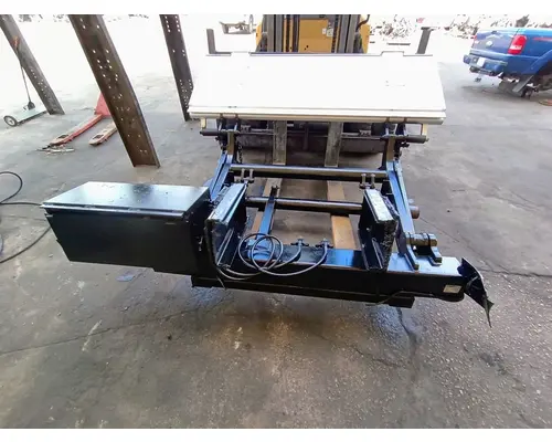 FREIGHTLINER Cascadia LIFT GATE