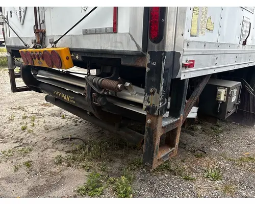 FREIGHTLINER Cascadia LIFT GATE