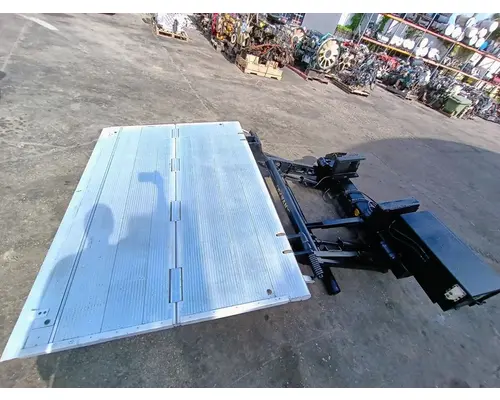 FREIGHTLINER Cascadia LIFT GATE