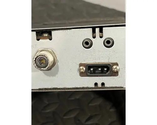 FREIGHTLINER Cascadia Radio