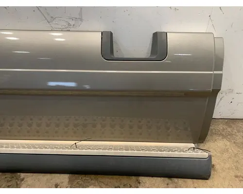 FREIGHTLINER Cascadia Side Fairing