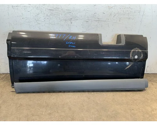 FREIGHTLINER Cascadia Side Fairing