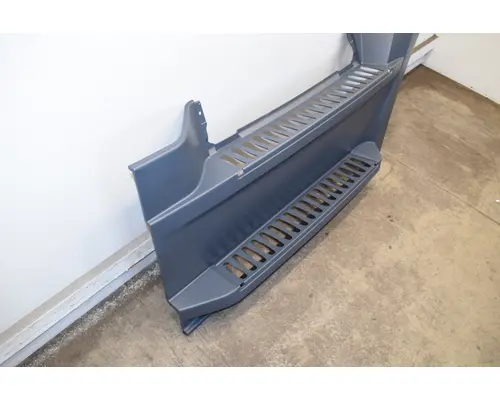 FREIGHTLINER Cascadia Side Fairing