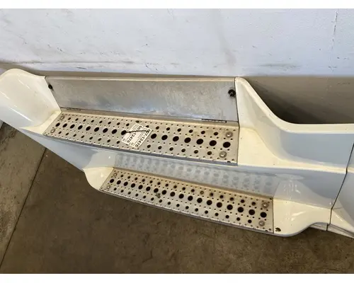 FREIGHTLINER Cascadia Side Fairing