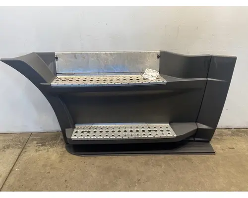FREIGHTLINER Cascadia Side Fairing