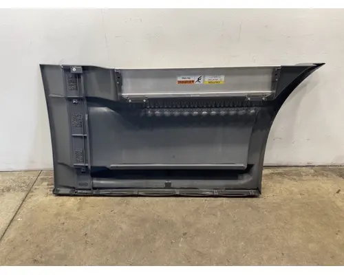 FREIGHTLINER Cascadia Side Fairing