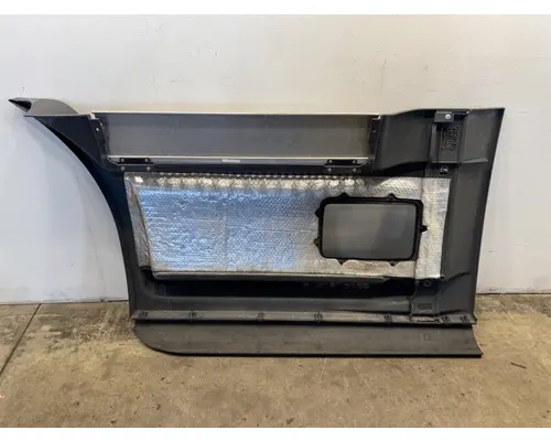 FREIGHTLINER Cascadia Side Fairing