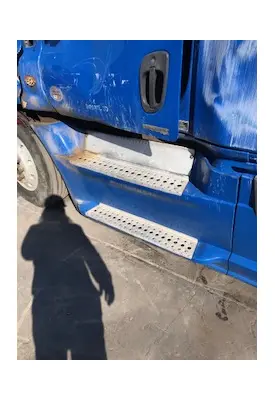 FREIGHTLINER Cascadia Side Fairing