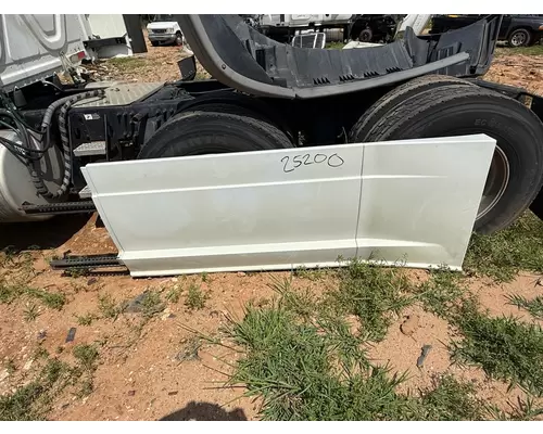 FREIGHTLINER Cascadia Side Fairing