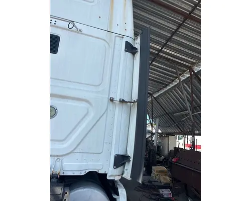 FREIGHTLINER Cascadia Side Fairing