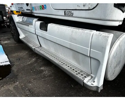 FREIGHTLINER Cascadia Skirt