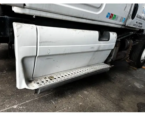 FREIGHTLINER Cascadia Skirt