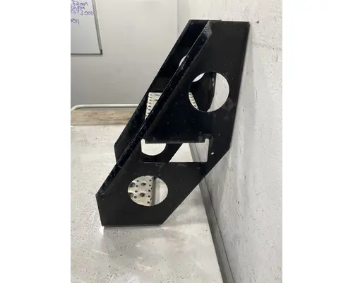 FREIGHTLINER Cascadia Step