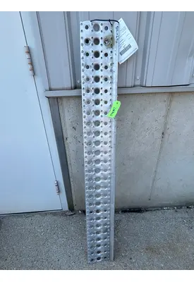 FREIGHTLINER Cascadia Step